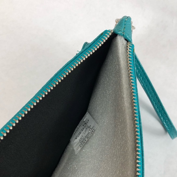 Metropolitan Mobility Smartphone Wristlet - Picture 3 of 6